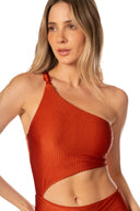 Enterizo Un Hombro Hannah Terracota - 96143 - Kibys
